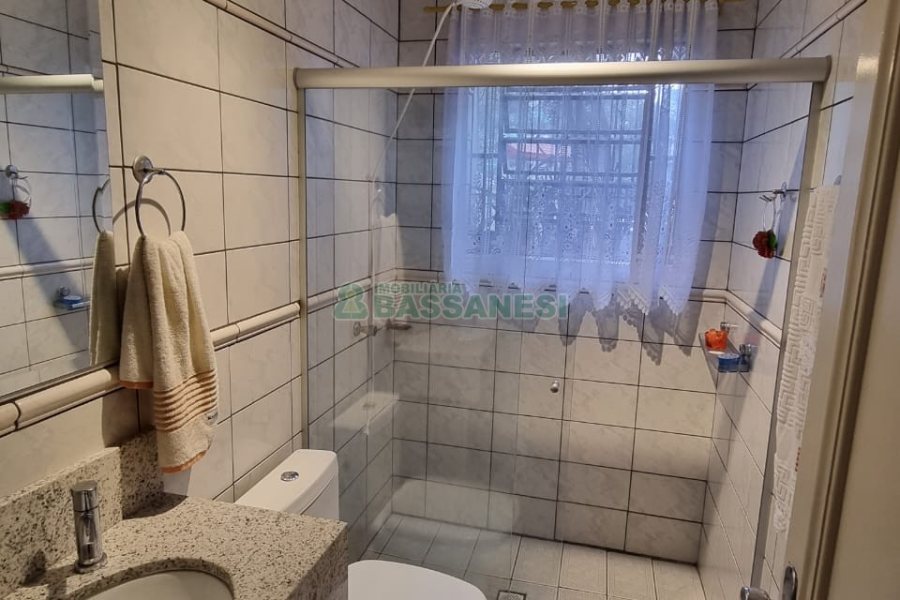 Casa com 295m², 4 dormitórios, 2 vagas, no bairro Charqueadas em Caxias do Sul para Comprar
