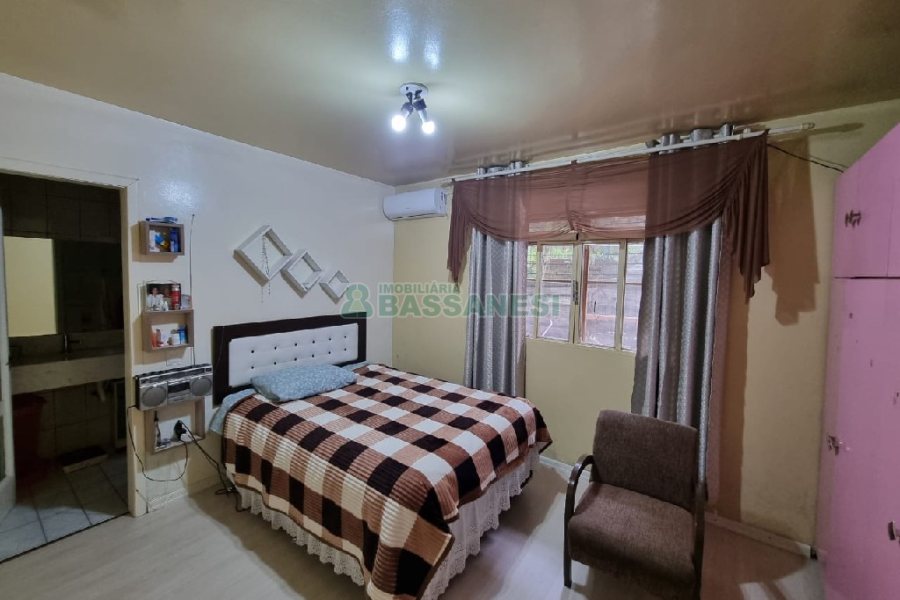 Casa com 295m², 4 dormitórios, 2 vagas, no bairro Charqueadas em Caxias do Sul para Comprar