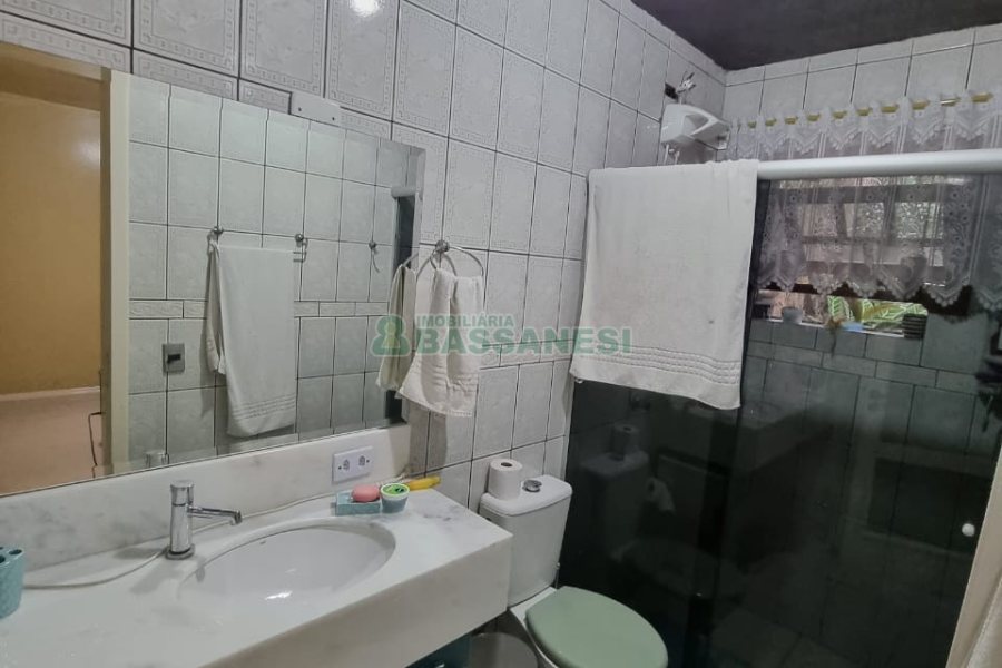 Casa com 295m², 4 dormitórios, 2 vagas, no bairro Charqueadas em Caxias do Sul para Comprar