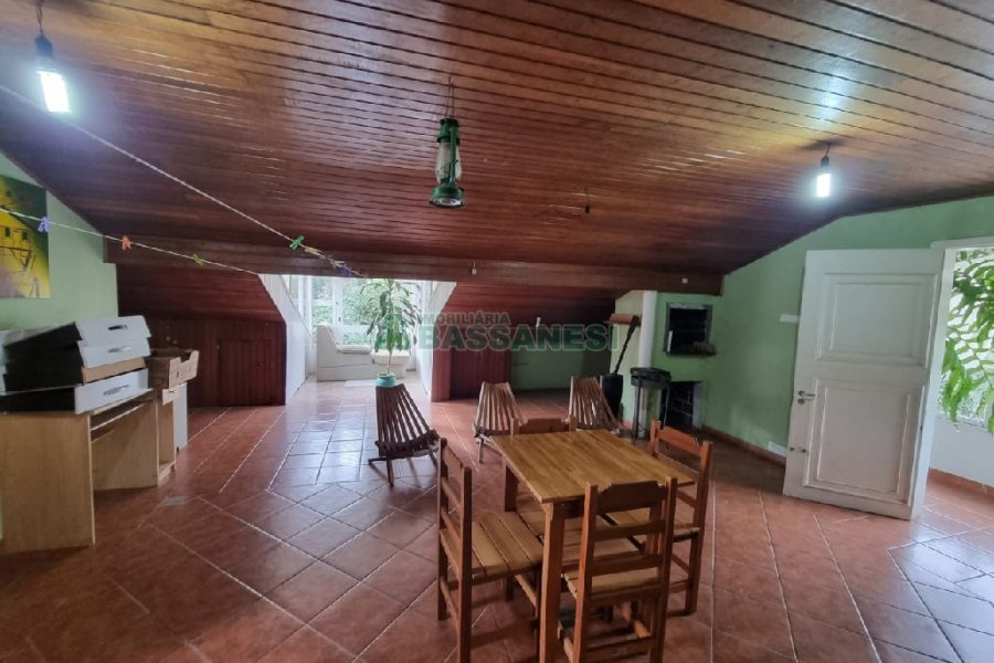 Casa com 295m², 4 dormitórios, 2 vagas, no bairro Charqueadas em Caxias do Sul para Comprar