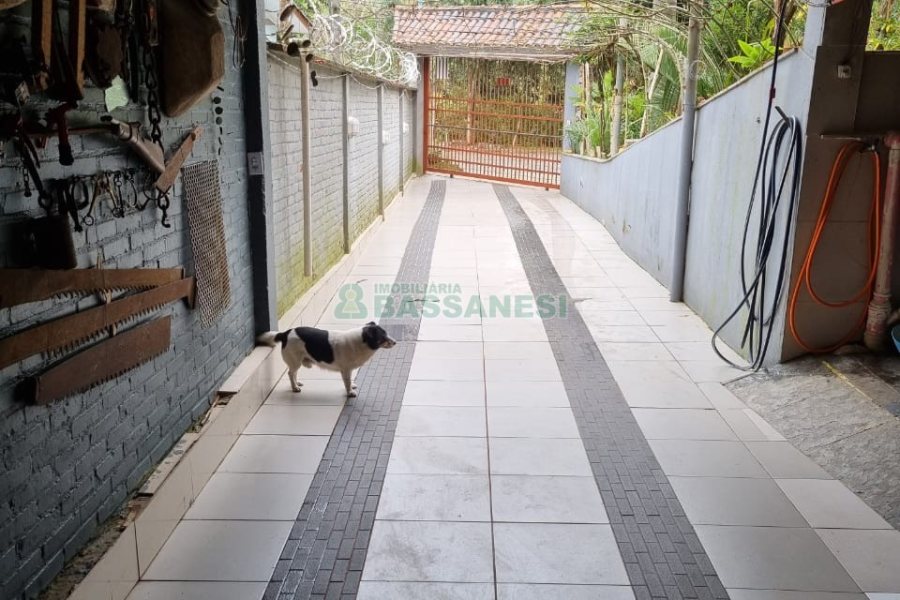 Casa com 295m², 4 dormitórios, 2 vagas, no bairro Charqueadas em Caxias do Sul para Comprar