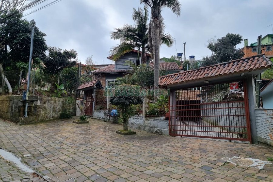 Casa com 295m², 4 dormitórios, 2 vagas, no bairro Charqueadas em Caxias do Sul para Comprar