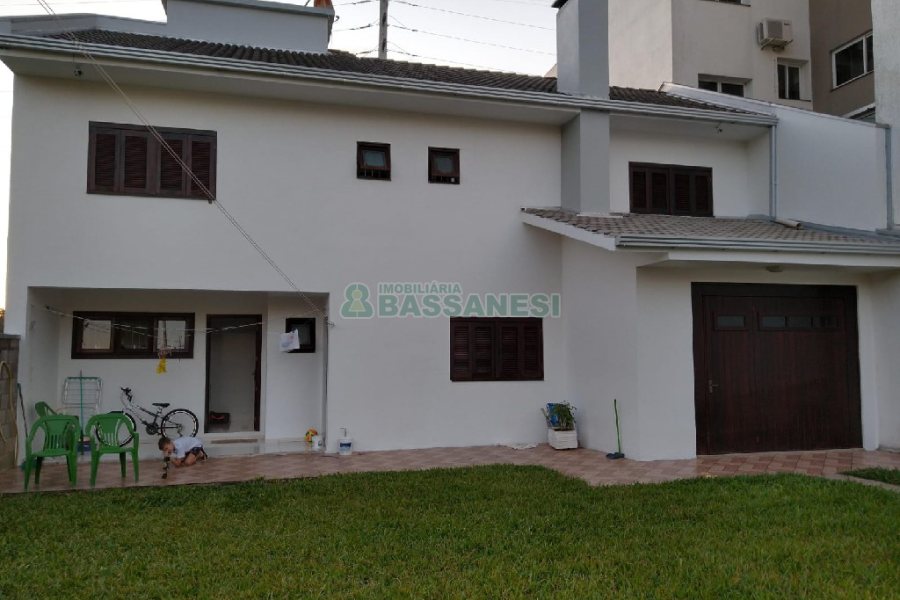 Casa com 240m², 3 dormitórios, 2 vagas, no bairro São Luiz em Caxias do Sul para Comprar