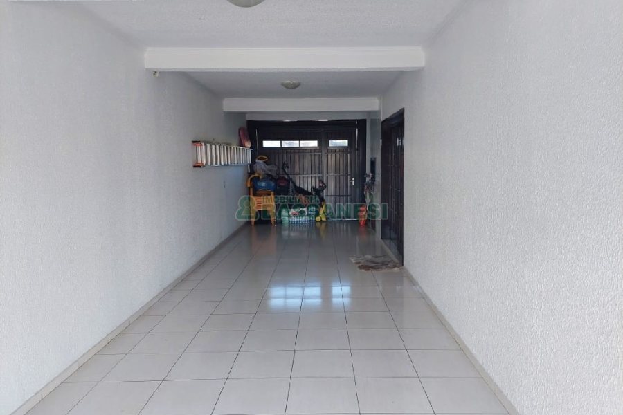 Casa com 240m², 3 dormitórios, 2 vagas, no bairro São Luiz em Caxias do Sul para Comprar