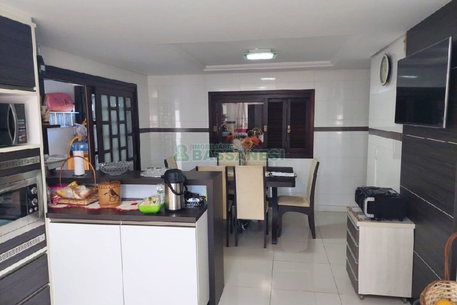 Casa com 240m², 3 dormitórios, 2 vagas, no bairro São Luiz em Caxias do Sul para Comprar