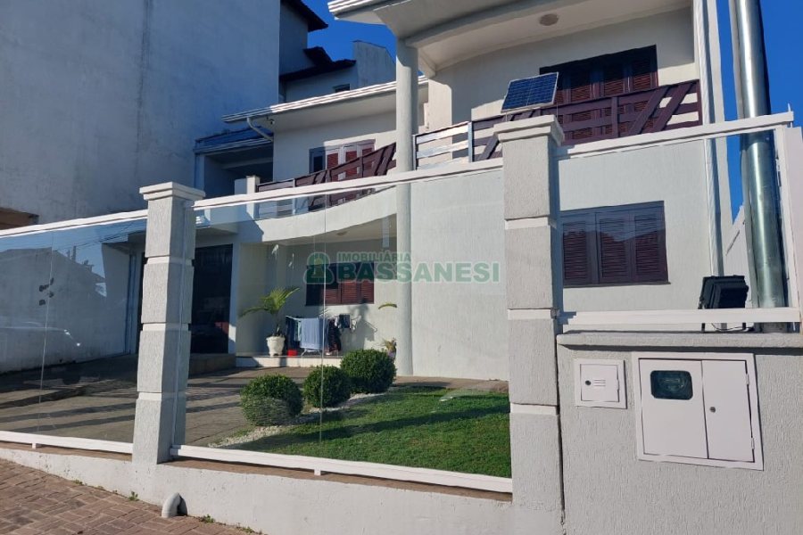 Casa com 240m², 3 dormitórios, 2 vagas, no bairro São Luiz em Caxias do Sul para Comprar