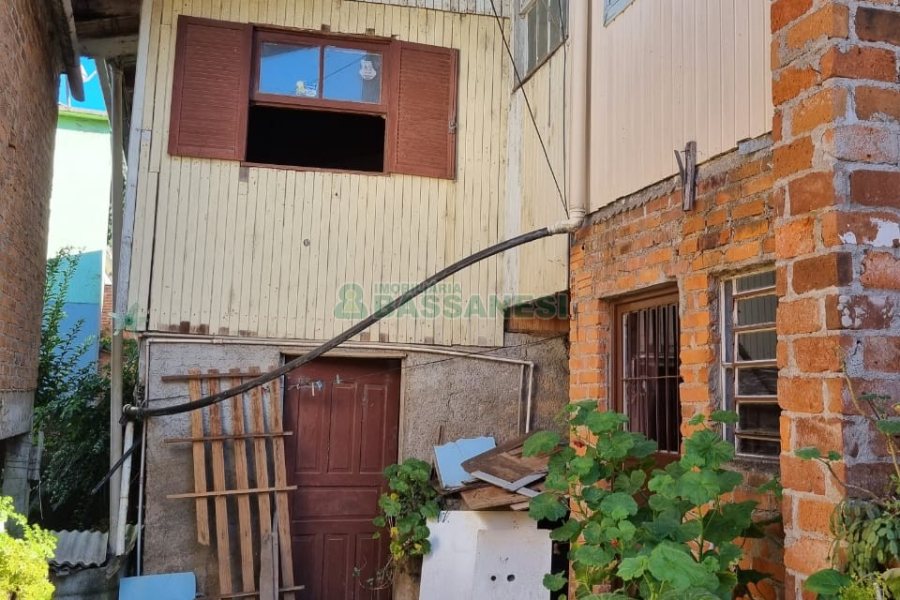 Casa com 100m², 3 dormitórios, 1 vaga, no bairro São José em Caxias do Sul para Comprar