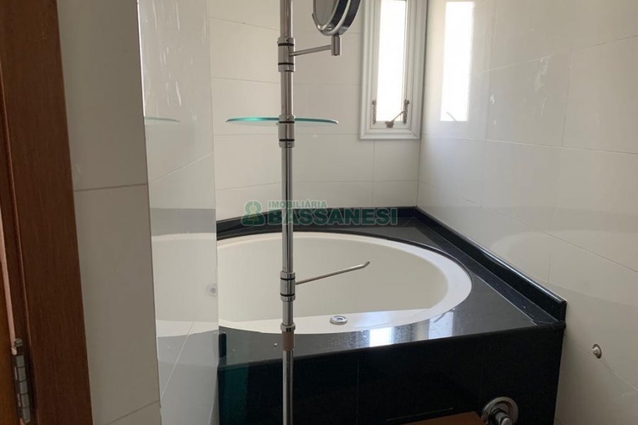 Apartamento com 260m², 3 dormitórios, 2 vagas, no bairro São Pelegrino em Caxias do Sul para Alugar