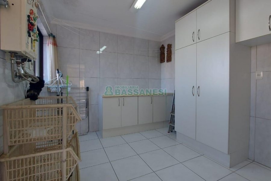 Apto Mobiliado com 193m², 3 dormitórios, 4 vagas, no bairro Pio X em Caxias do Sul para Comprar