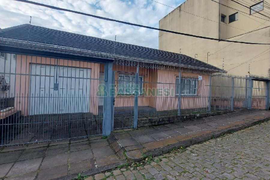 Casa com 209m², 3 dormitórios, 1 vaga, no bairro Rio Branco em Caxias do Sul para Comprar