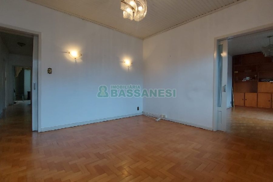 Casa com 209m², 3 dormitórios, 1 vaga, no bairro Rio Branco em Caxias do Sul para Comprar