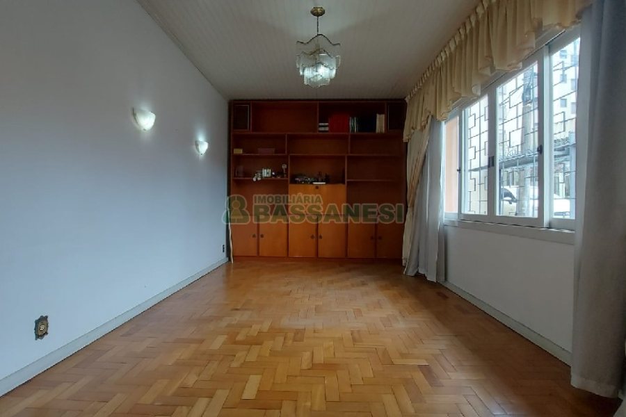 Casa com 209m², 3 dormitórios, 1 vaga, no bairro Rio Branco em Caxias do Sul para Comprar