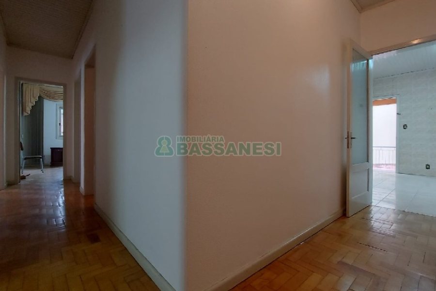 Casa com 209m², 3 dormitórios, 1 vaga, no bairro Rio Branco em Caxias do Sul para Comprar