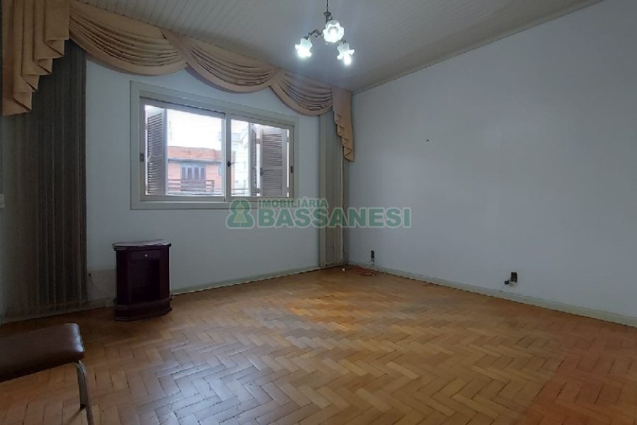 Casa com 209m², 3 dormitórios, 1 vaga, no bairro Rio Branco em Caxias do Sul para Comprar