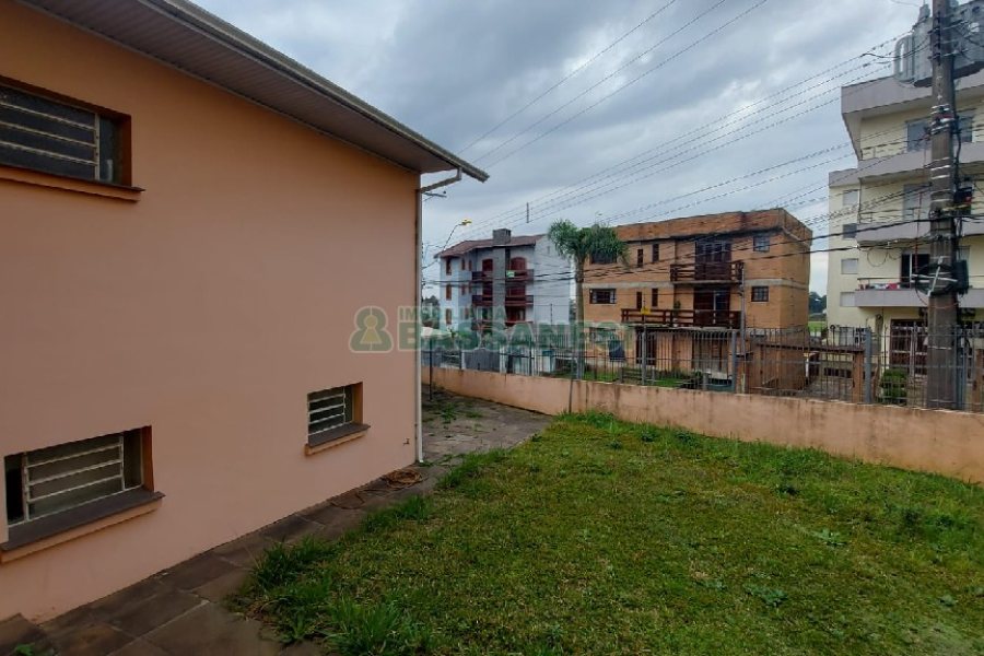 Casa com 209m², 3 dormitórios, 1 vaga, no bairro Rio Branco em Caxias do Sul para Comprar