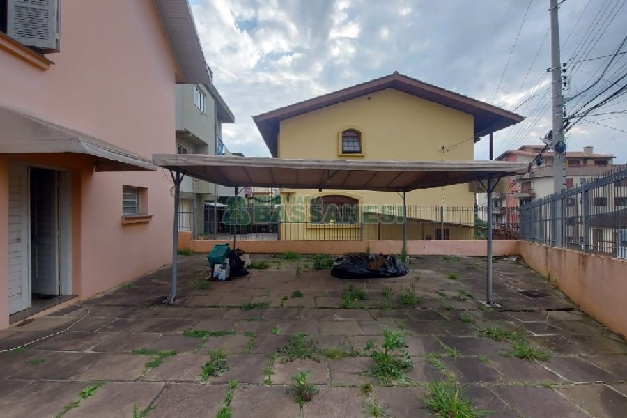 Casa com 209m², 3 dormitórios, 1 vaga, no bairro Rio Branco em Caxias do Sul para Comprar