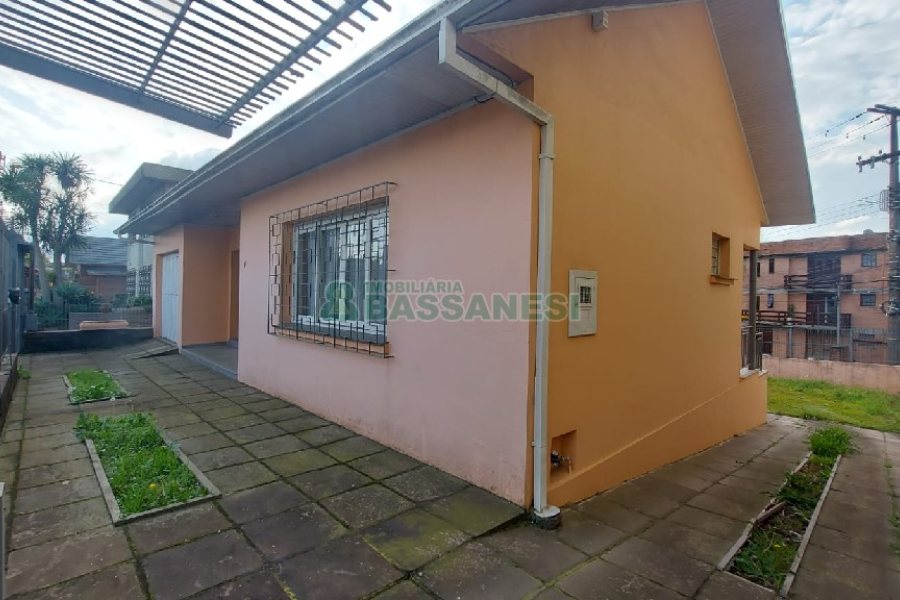 Casa com 209m², 3 dormitórios, 1 vaga, no bairro Rio Branco em Caxias do Sul para Comprar
