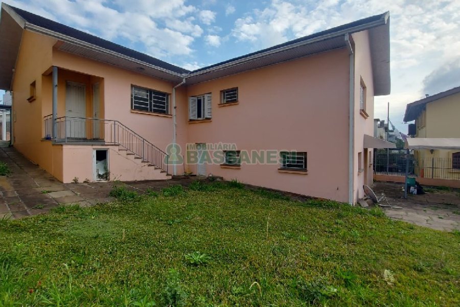 Casa com 209m², 3 dormitórios, 1 vaga, no bairro Rio Branco em Caxias do Sul para Comprar