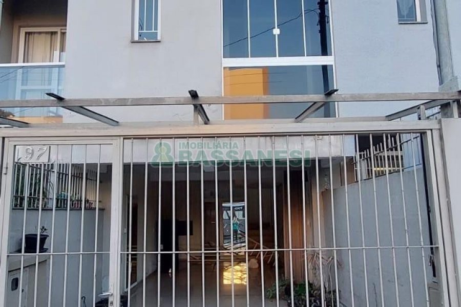 Sobrado com 83m², 2 dormitórios, 1 vaga, no bairro Desvio Rizzo em Caxias do Sul para Comprar