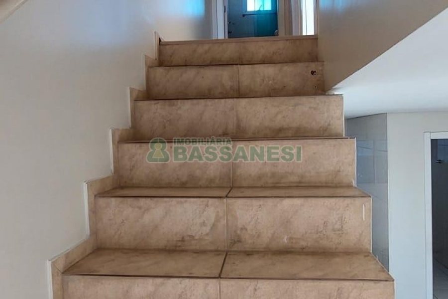 Sobrado com 83m², 2 dormitórios, 1 vaga, no bairro Desvio Rizzo em Caxias do Sul para Comprar