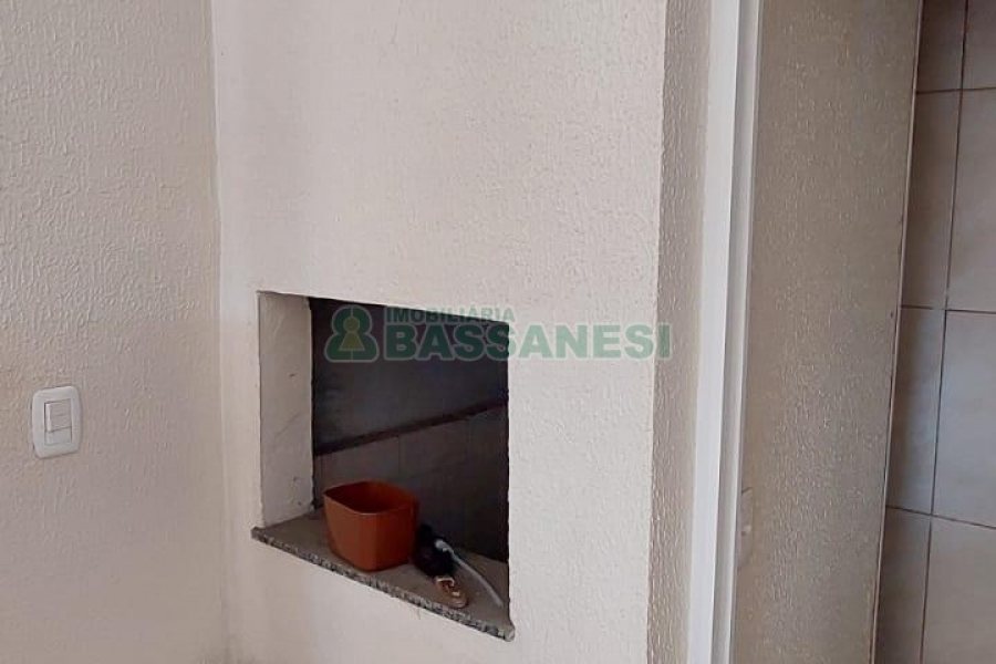 Sobrado com 83m², 2 dormitórios, 1 vaga, no bairro Desvio Rizzo em Caxias do Sul para Comprar