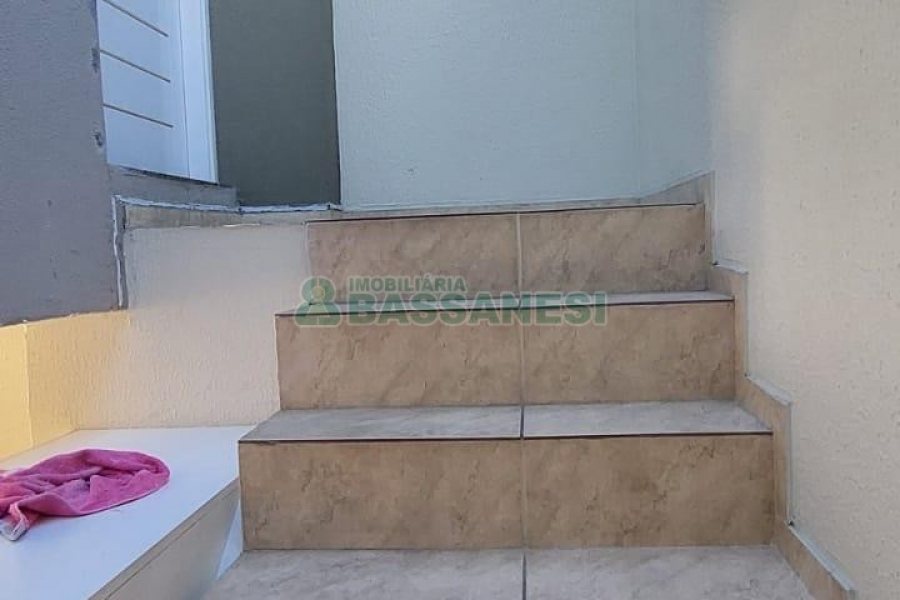 Sobrado com 83m², 2 dormitórios, 1 vaga, no bairro Desvio Rizzo em Caxias do Sul para Comprar
