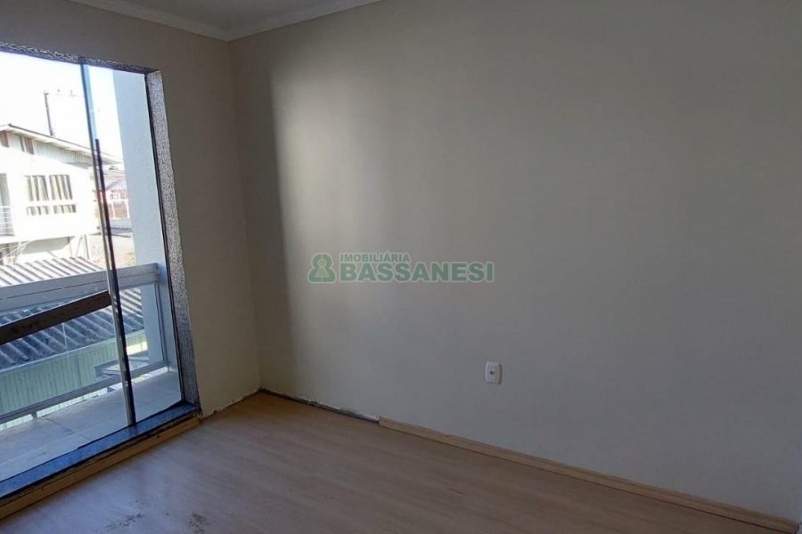 Sobrado com 83m², 2 dormitórios, 1 vaga, no bairro Desvio Rizzo em Caxias do Sul para Comprar