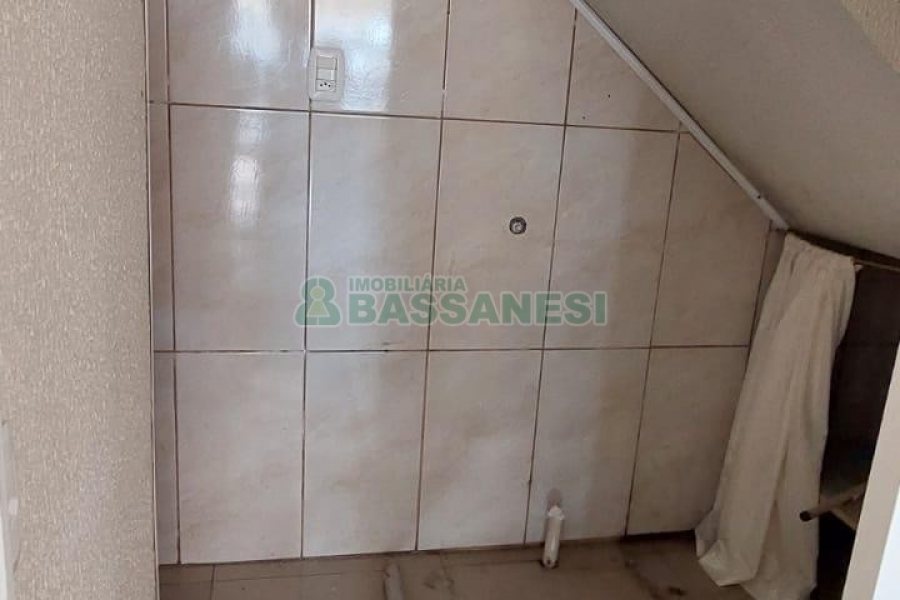 Sobrado com 83m², 2 dormitórios, 1 vaga, no bairro Desvio Rizzo em Caxias do Sul para Comprar