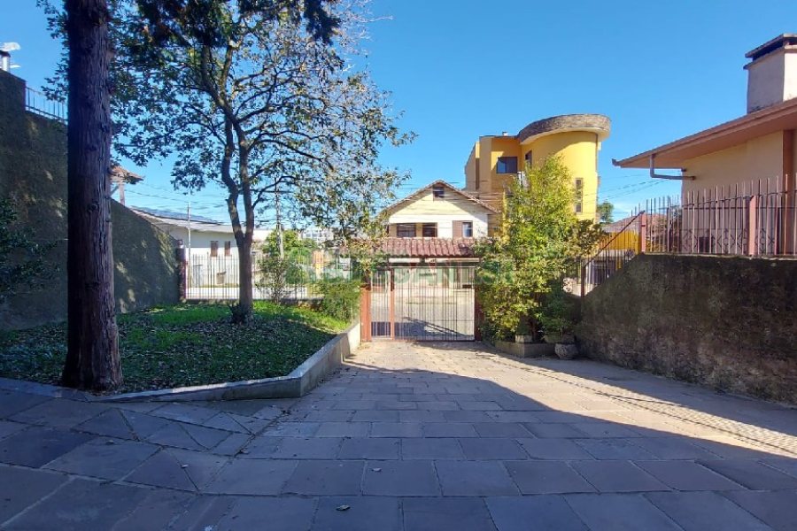 Casa com 405m², 3 dormitórios, 2 vagas, no bairro Rio Branco em Caxias do Sul para Comprar