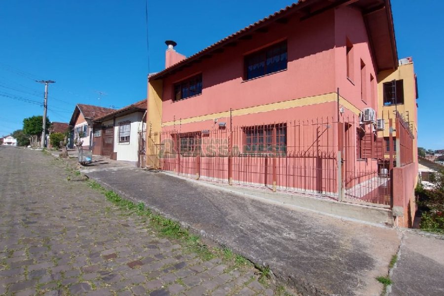 Casa com 405m², 3 dormitórios, 2 vagas, no bairro Rio Branco em Caxias do Sul para Comprar