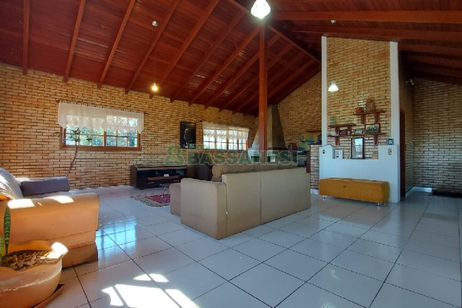 Casa com 405m², 3 dormitórios, 2 vagas, no bairro Rio Branco em Caxias do Sul para Comprar