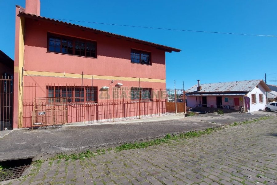 Casa com 405m², 3 dormitórios, 2 vagas, no bairro Rio Branco em Caxias do Sul para Comprar