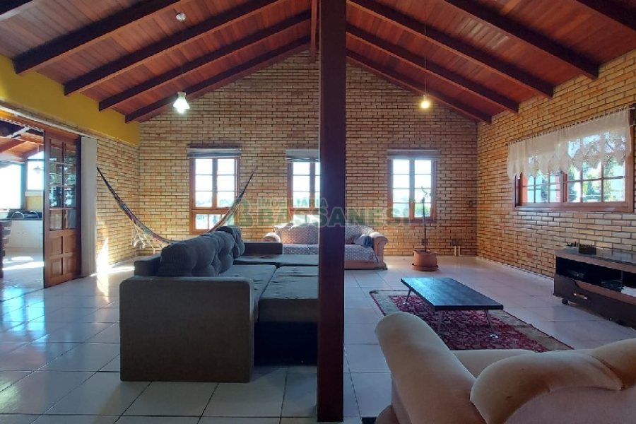 Casa com 405m², 3 dormitórios, 2 vagas, no bairro Rio Branco em Caxias do Sul para Comprar