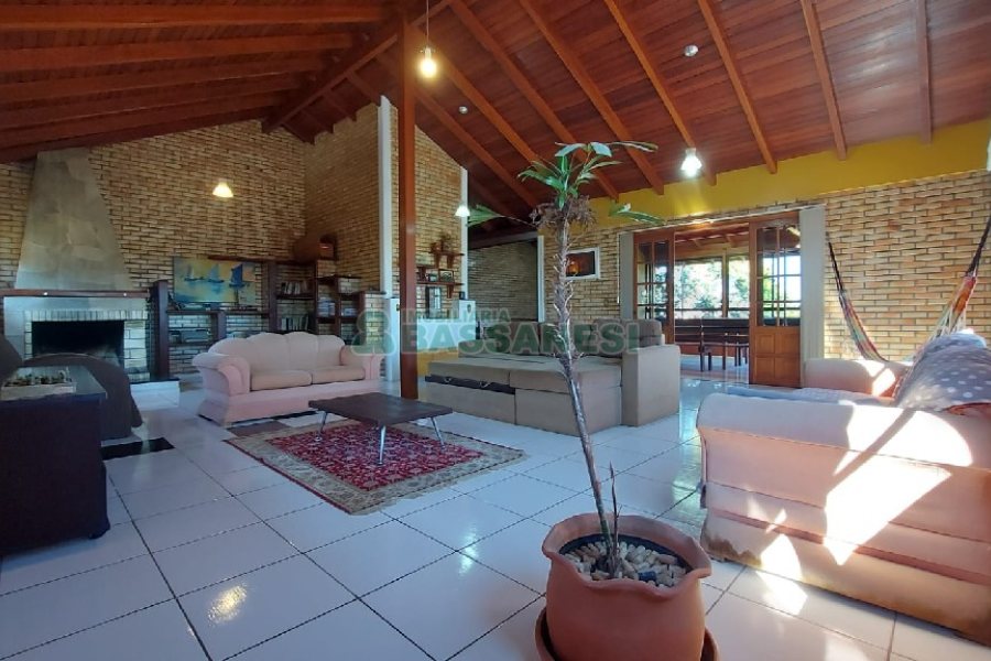 Casa com 405m², 3 dormitórios, 2 vagas, no bairro Rio Branco em Caxias do Sul para Comprar