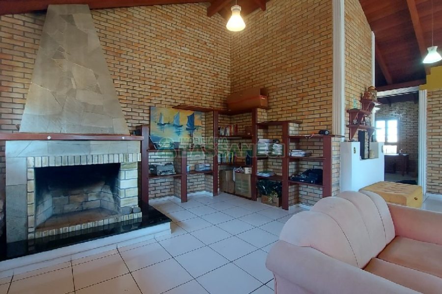 Casa com 405m², 3 dormitórios, 2 vagas, no bairro Rio Branco em Caxias do Sul para Comprar