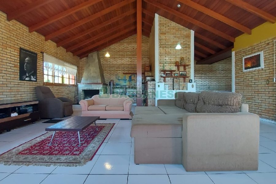 Casa com 405m², 3 dormitórios, 2 vagas, no bairro Rio Branco em Caxias do Sul para Comprar