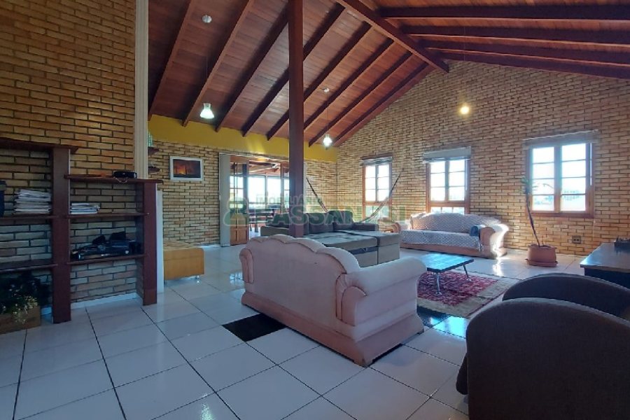 Casa com 405m², 3 dormitórios, 2 vagas, no bairro Rio Branco em Caxias do Sul para Comprar