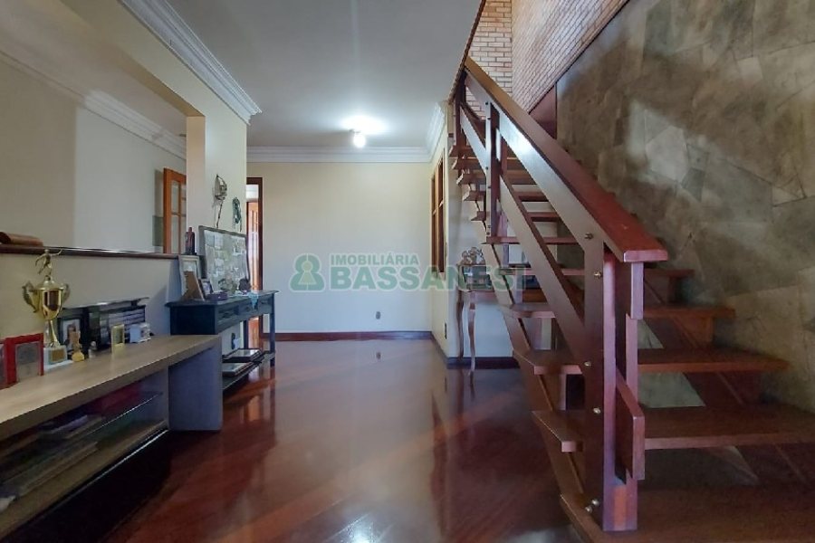 Casa com 405m², 3 dormitórios, 2 vagas, no bairro Rio Branco em Caxias do Sul para Comprar