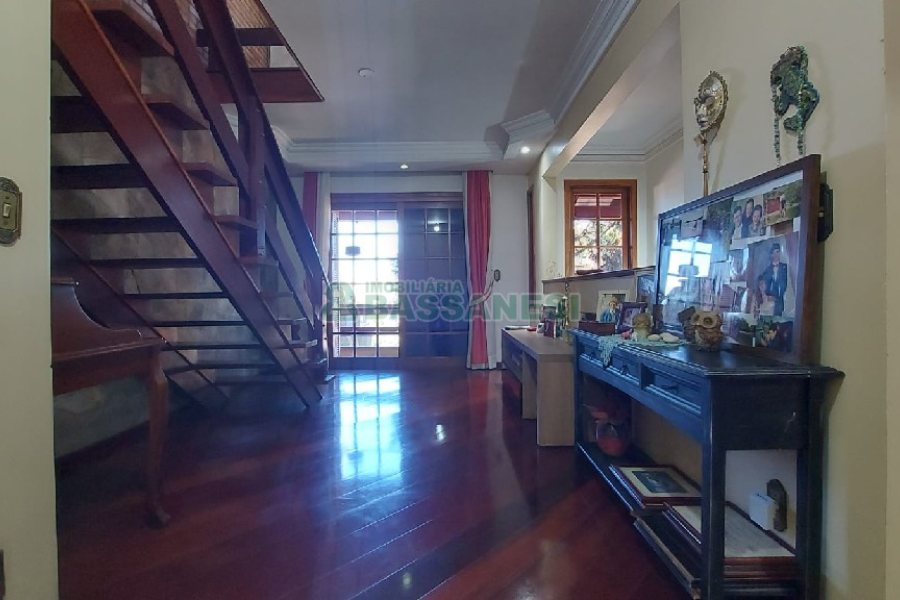 Casa com 405m², 3 dormitórios, 2 vagas, no bairro Rio Branco em Caxias do Sul para Comprar