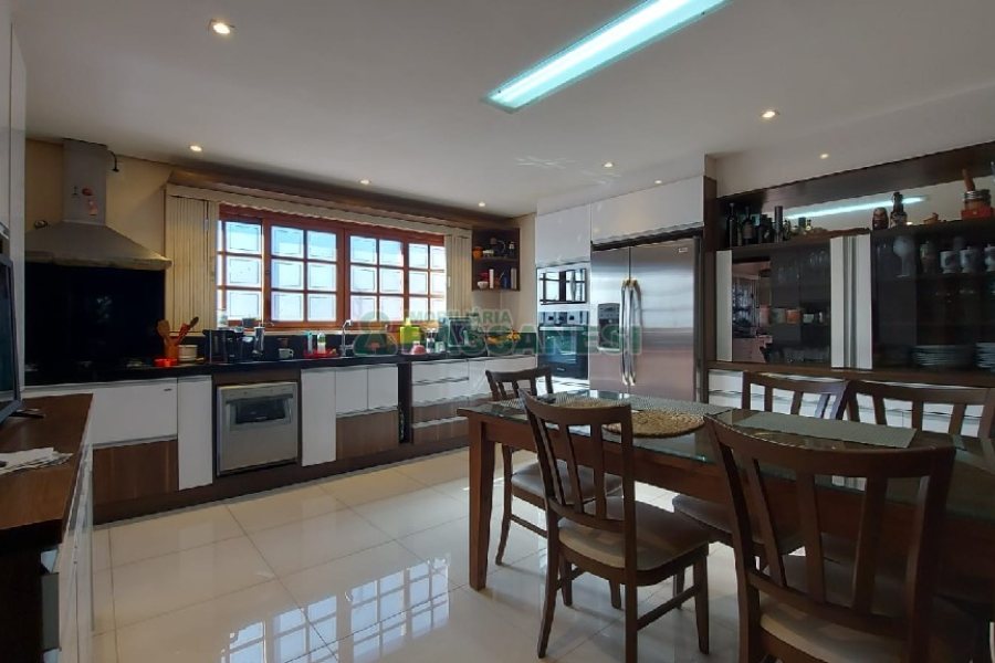 Casa com 405m², 3 dormitórios, 2 vagas, no bairro Rio Branco em Caxias do Sul para Comprar