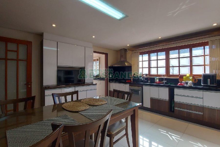 Casa com 405m², 3 dormitórios, 2 vagas, no bairro Rio Branco em Caxias do Sul para Comprar