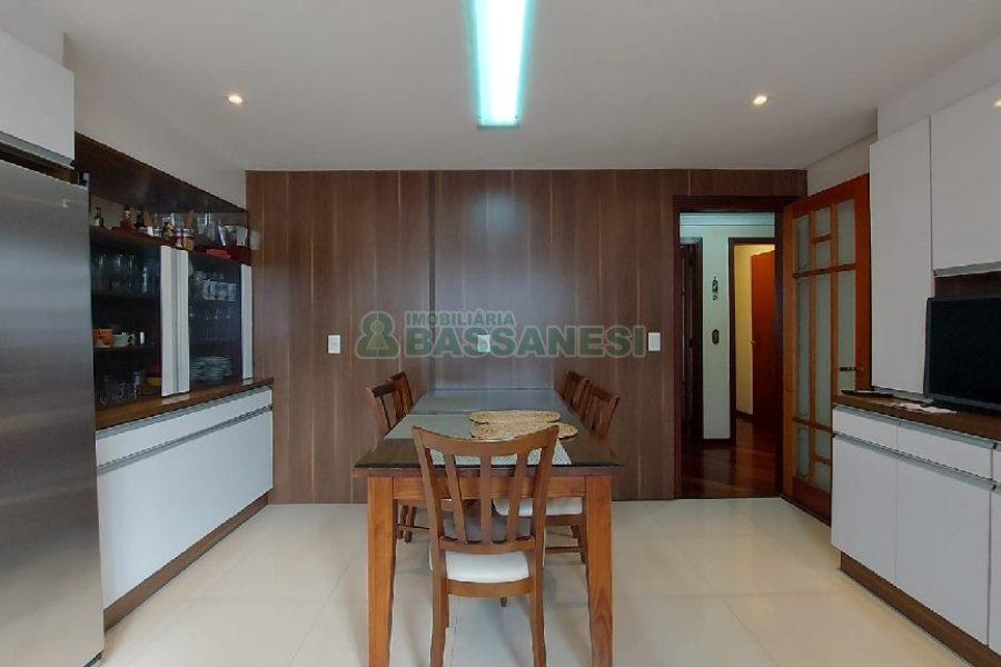 Casa com 405m², 3 dormitórios, 2 vagas, no bairro Rio Branco em Caxias do Sul para Comprar