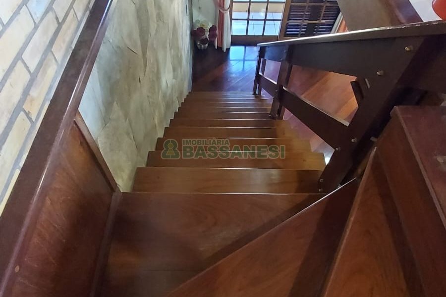Casa com 405m², 3 dormitórios, 2 vagas, no bairro Rio Branco em Caxias do Sul para Comprar