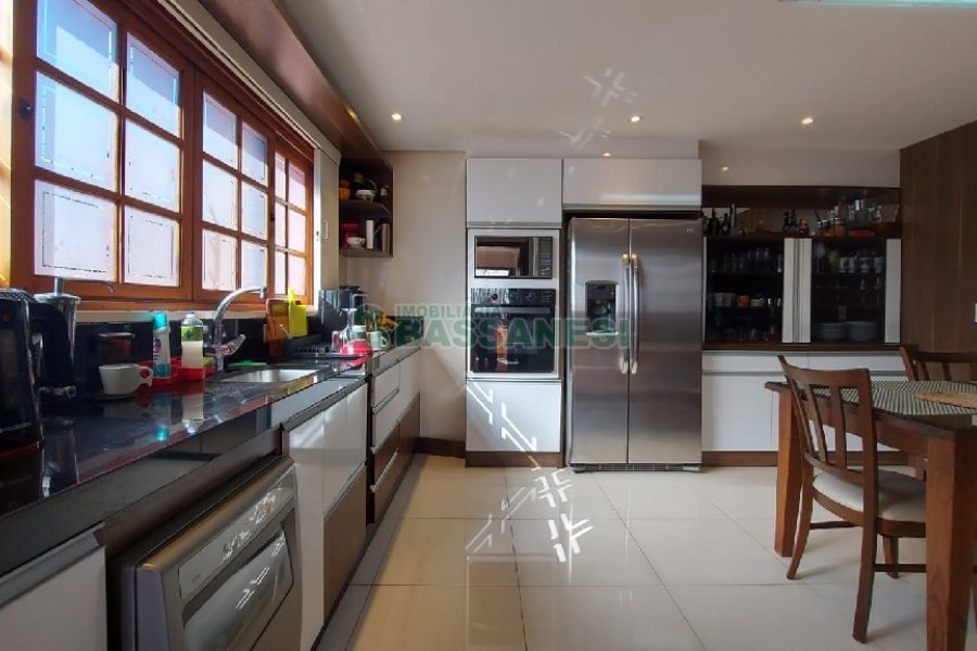 Casa com 405m², 3 dormitórios, 2 vagas, no bairro Rio Branco em Caxias do Sul para Comprar