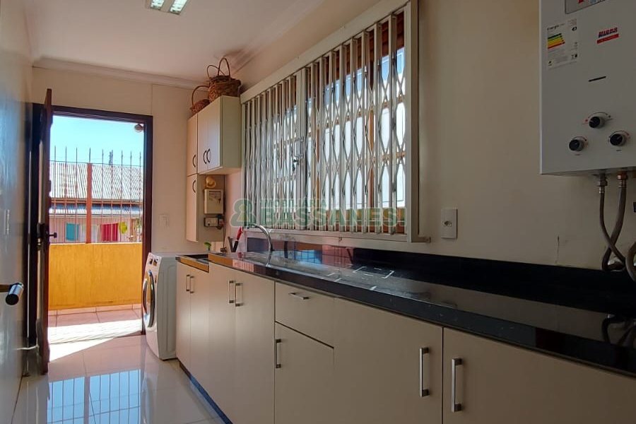 Casa com 405m², 3 dormitórios, 2 vagas, no bairro Rio Branco em Caxias do Sul para Comprar