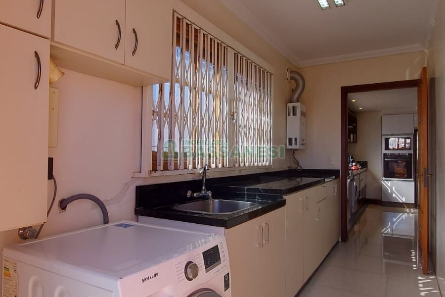 Casa com 405m², 3 dormitórios, 2 vagas, no bairro Rio Branco em Caxias do Sul para Comprar