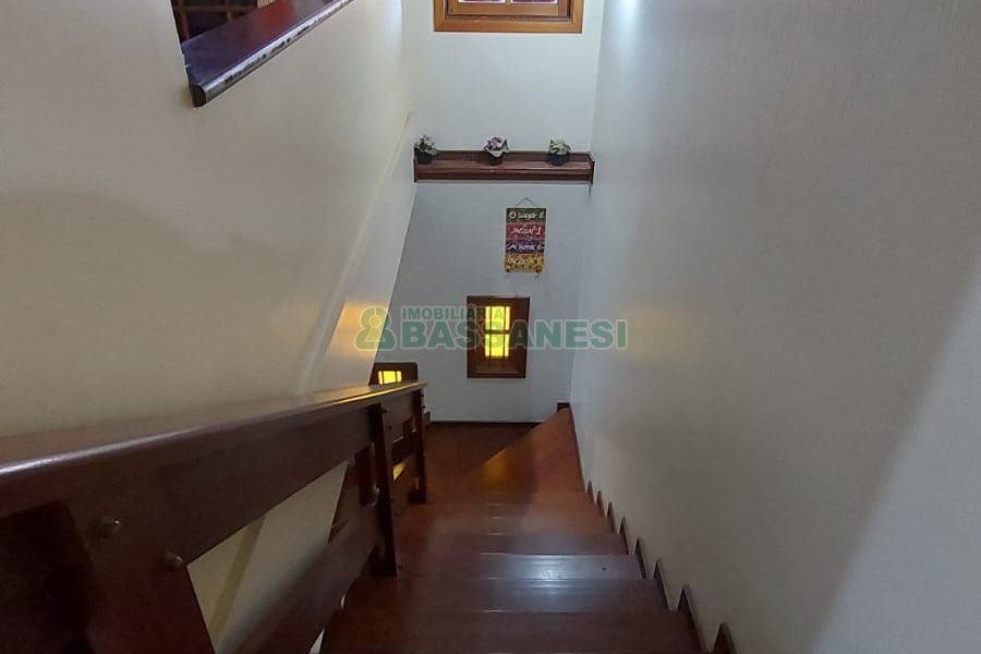 Casa com 405m², 3 dormitórios, 2 vagas, no bairro Rio Branco em Caxias do Sul para Comprar