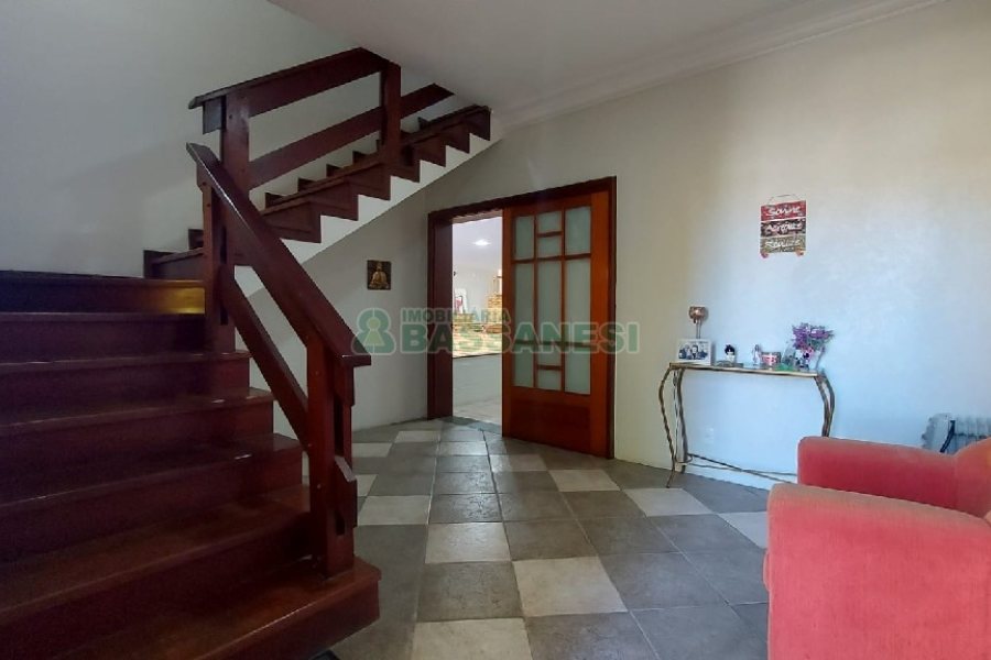 Casa com 405m², 3 dormitórios, 2 vagas, no bairro Rio Branco em Caxias do Sul para Comprar