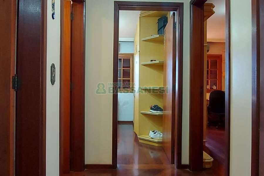 Casa com 405m², 3 dormitórios, 2 vagas, no bairro Rio Branco em Caxias do Sul para Comprar