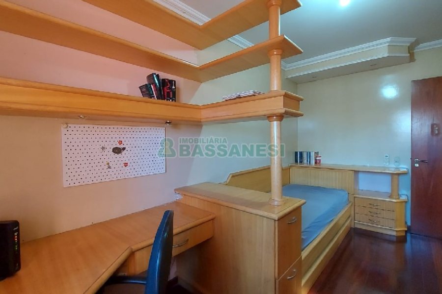 Casa com 405m², 3 dormitórios, 2 vagas, no bairro Rio Branco em Caxias do Sul para Comprar